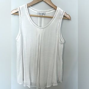 Single thread large white top with detail v neck sleeveless